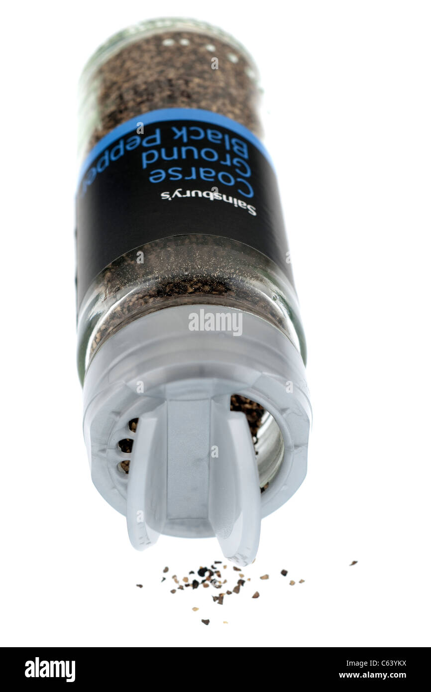 Shaker ouvert haut sur un récipient en verre de Sainsburys poivre noir grossier. Banque D'Images