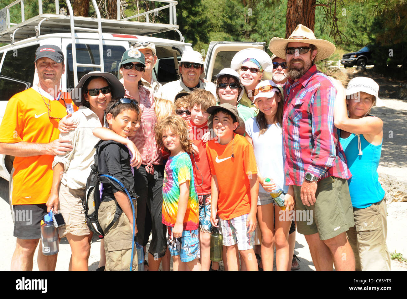 Photo de groupe des familles après semaine long river rafting sur la principale rivière à saumons Idaho avec O.A.R.S. Banque D'Images
