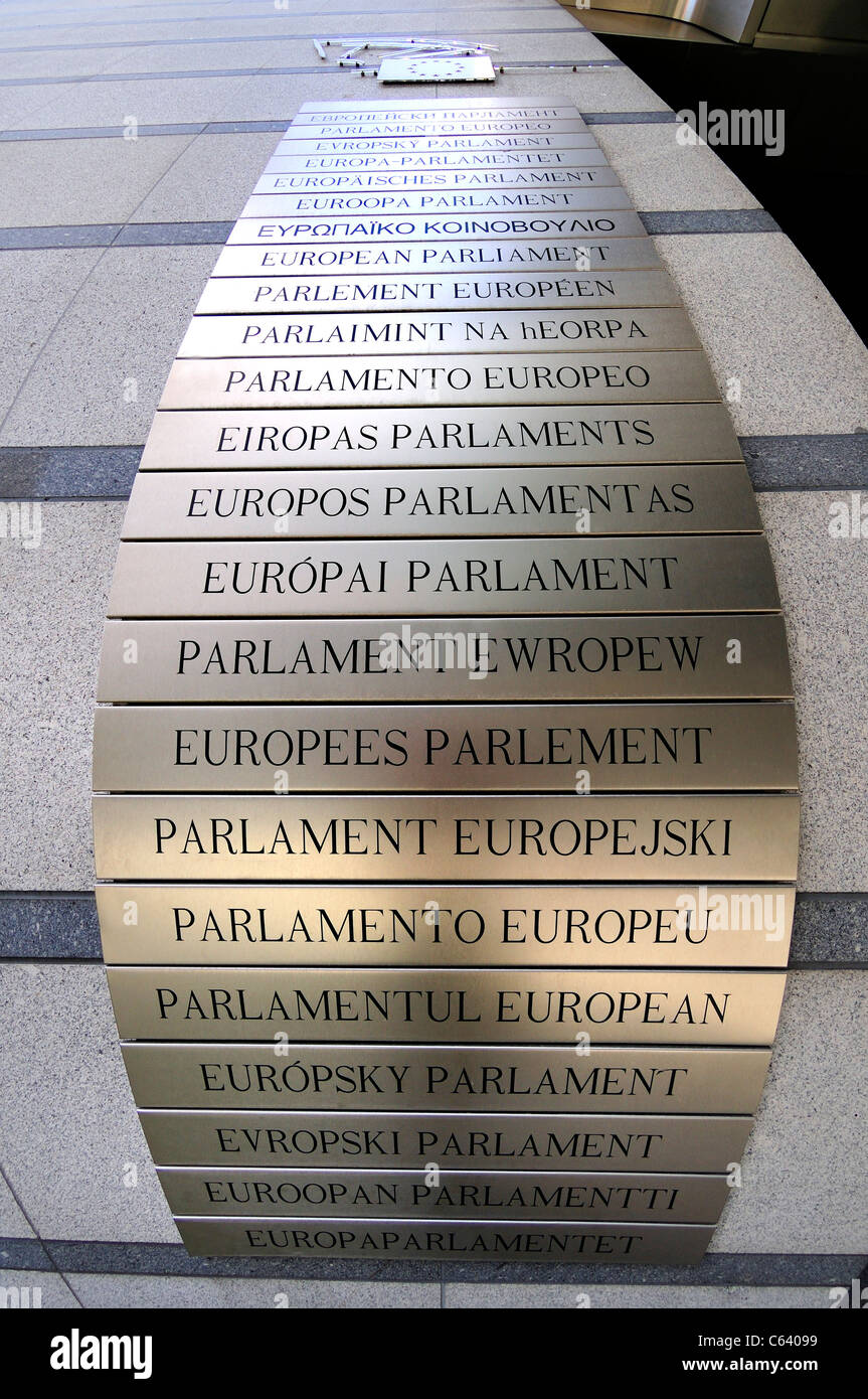 Bruxelles / Bruxelles, Belgique. Bâtiment du Parlement européen (1993) signe Multilingue - "Parlement européen" dans toutes les langues Banque D'Images