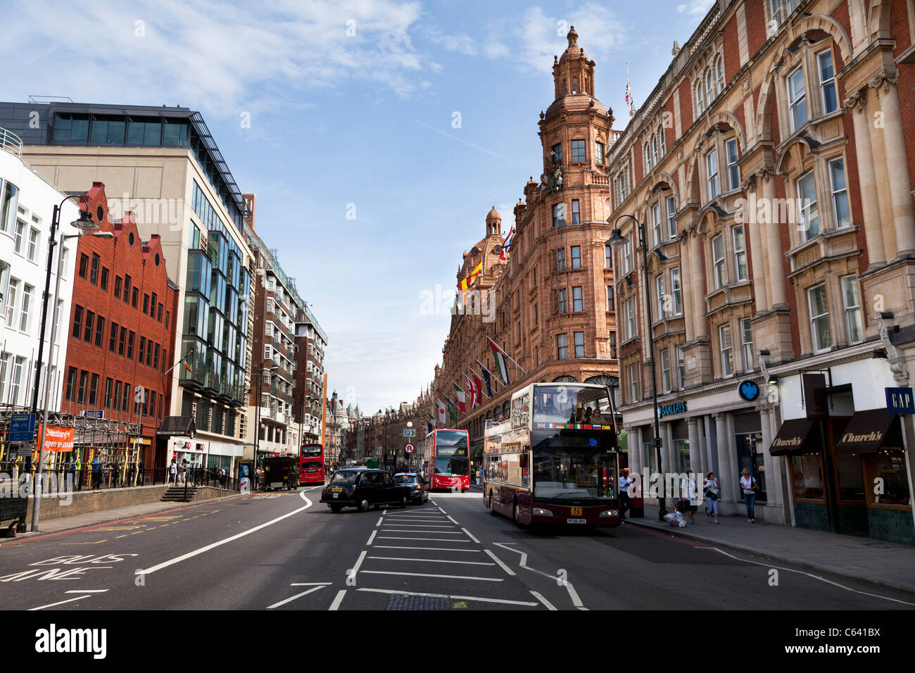 Brompton Road, Knightsbridge Londres - tour bus - taxi - Harrods Banque D'Images
