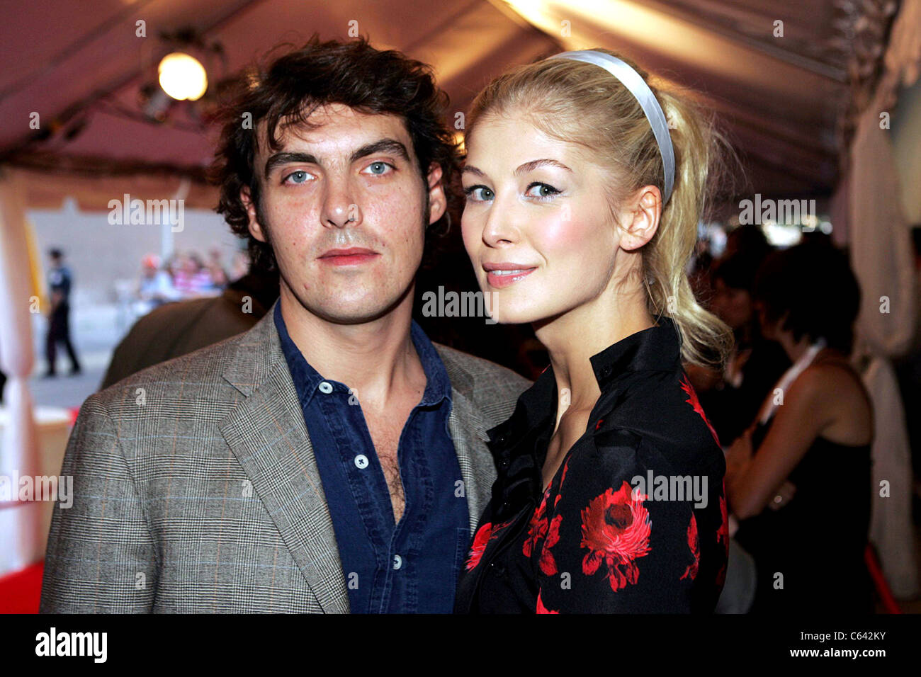 Joe Wright, Rosamund Pike aux arrivées d'Orgueil & préjugés en première mondiale au Festival du Film de Toronto, Roy Thomson Hall, Toronto, ON, le 11 septembre 2005. Photo par : Malcolm Taylor/Everett Collection Banque D'Images