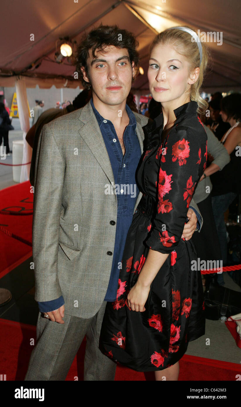 Joe Wright, Keira Knightley aux arrivées d'Orgueil & préjugés en première mondiale au Festival du Film de Toronto, Roy Thomson Hall, Toronto, ON, Banque D'Images