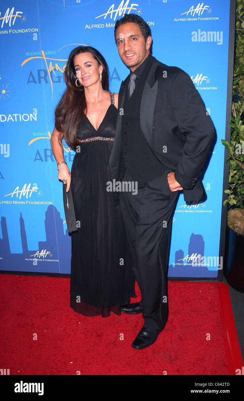 Kyle Richards, Mauricio Umansky aux arrivées pour Alfred E. Mann Foundation's 7th annual gala cravate noire, le Hangar 8 à Santa Monica Banque D'Images