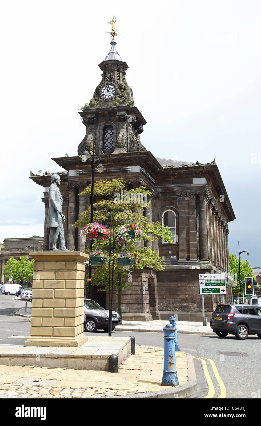 La statue de Sir Henry Doulton à côté de l'ancien hôtel de ville de Burslem Stoke-on-Trent North Staffordshire England UK Banque D'Images