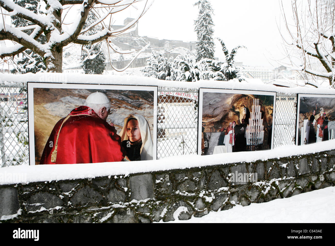 Lourdes en hiver : exposition photo sur le Pape Benoît XVI la visite du Sanctuaire de Lourdes. Banque D'Images