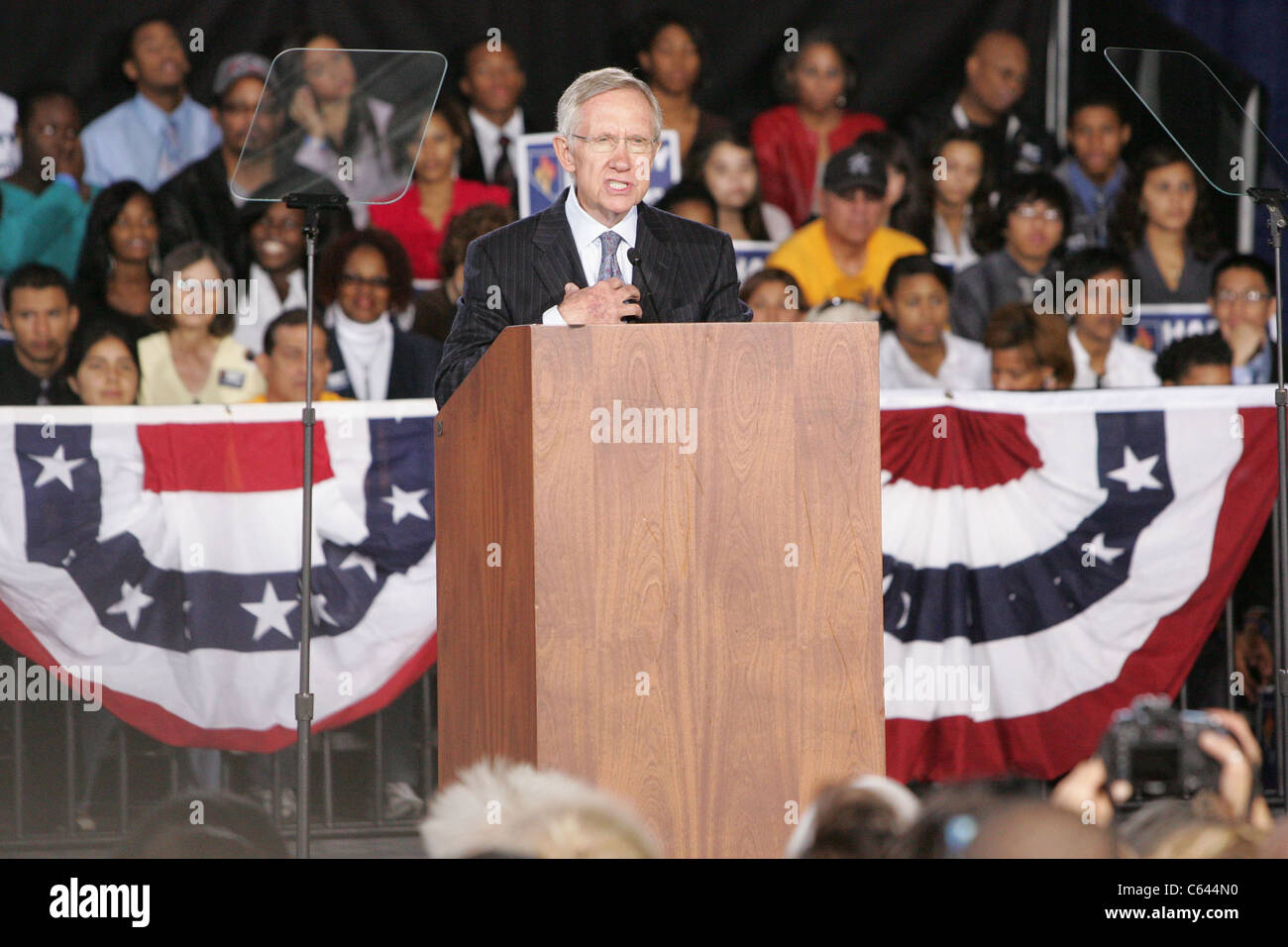 Le sénateur du Nevada Harry Reid participeront à un compte à rebours jusqu'à la victoire, rallye pour les Démocrates, Gymnase de l'école Haute Canyon Springs, North Las Vegas, NV Le 1 novembre 2010. Photo par : James Atoa/Everett Collection Banque D'Images