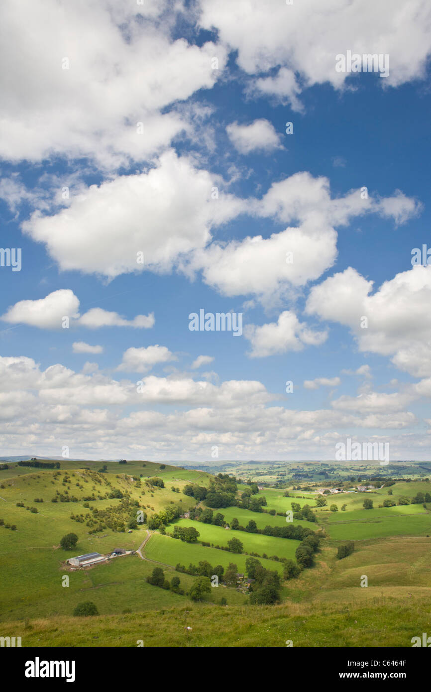 Vue en direction nord depuis le haut de la colline, près de Milldale Wetton, dans le sud de la région du Peak District, England, UK. Banque D'Images