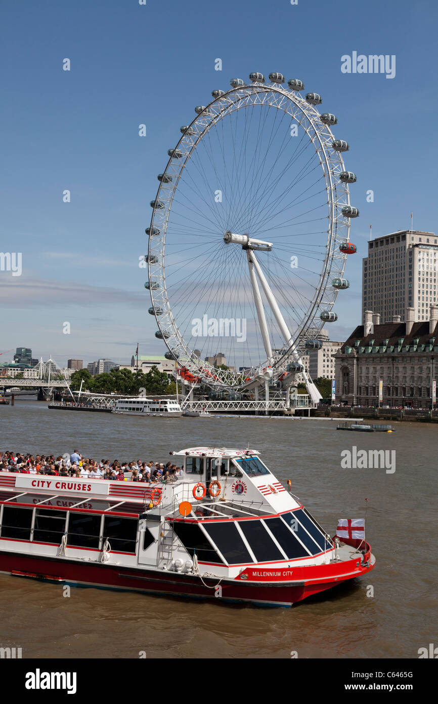 London Eye et une rivière cruiser sur la tamise Banque D'Images