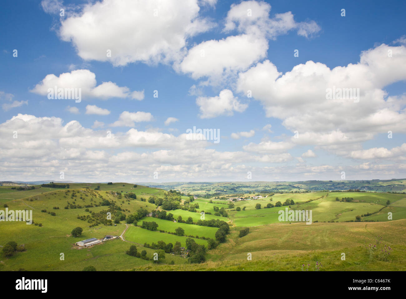 Vue en direction nord depuis le haut de la colline, près de Milldale Wetton, dans le sud de la région du Peak District, England, UK. Banque D'Images