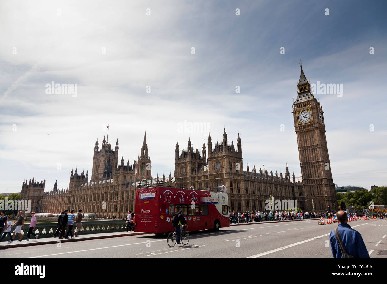 Sightseeing bus à impériale à toit ouvert par les chambres du Parlement et Big Ben Banque D'Images