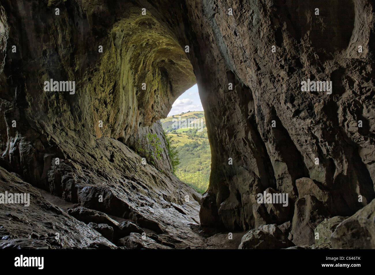 Thor's Cave dans la vallée de Milldale, parc national de Peak District, England, UK Banque D'Images