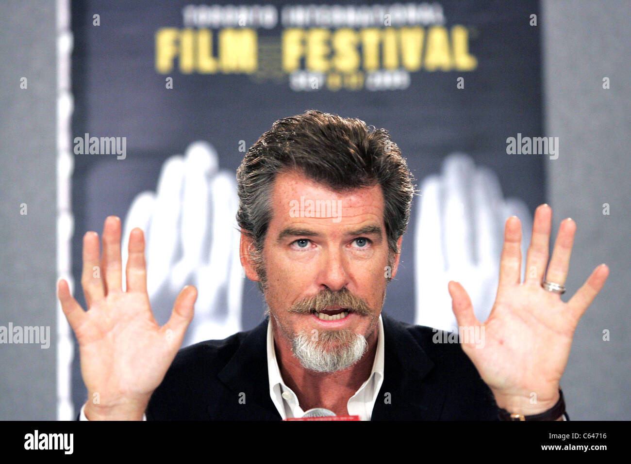 Pierce Brosnan à la conférence de presse pour le matador en première mondiale au Festival du Film de Toronto, Sutton Place Hotel, Toronto, ON, le 15 septembre 2005. Photo par : Malcolm Taylor/Everett Collection Banque D'Images