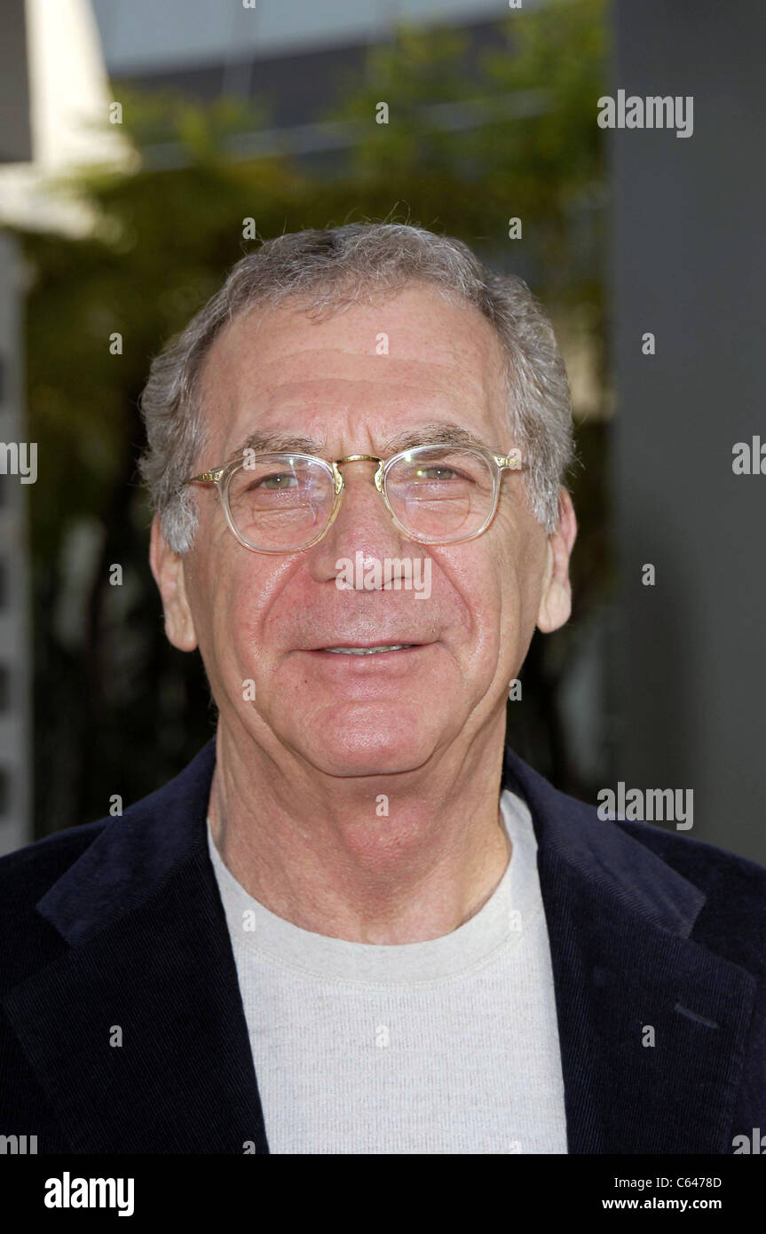 Sydney Pollack aux arrivées pour vers le bas dans la vallée en première mondiale au Los Angeles Film Festival, Cinerama Dome au Arclight Cinemas, Los Banque D'Images