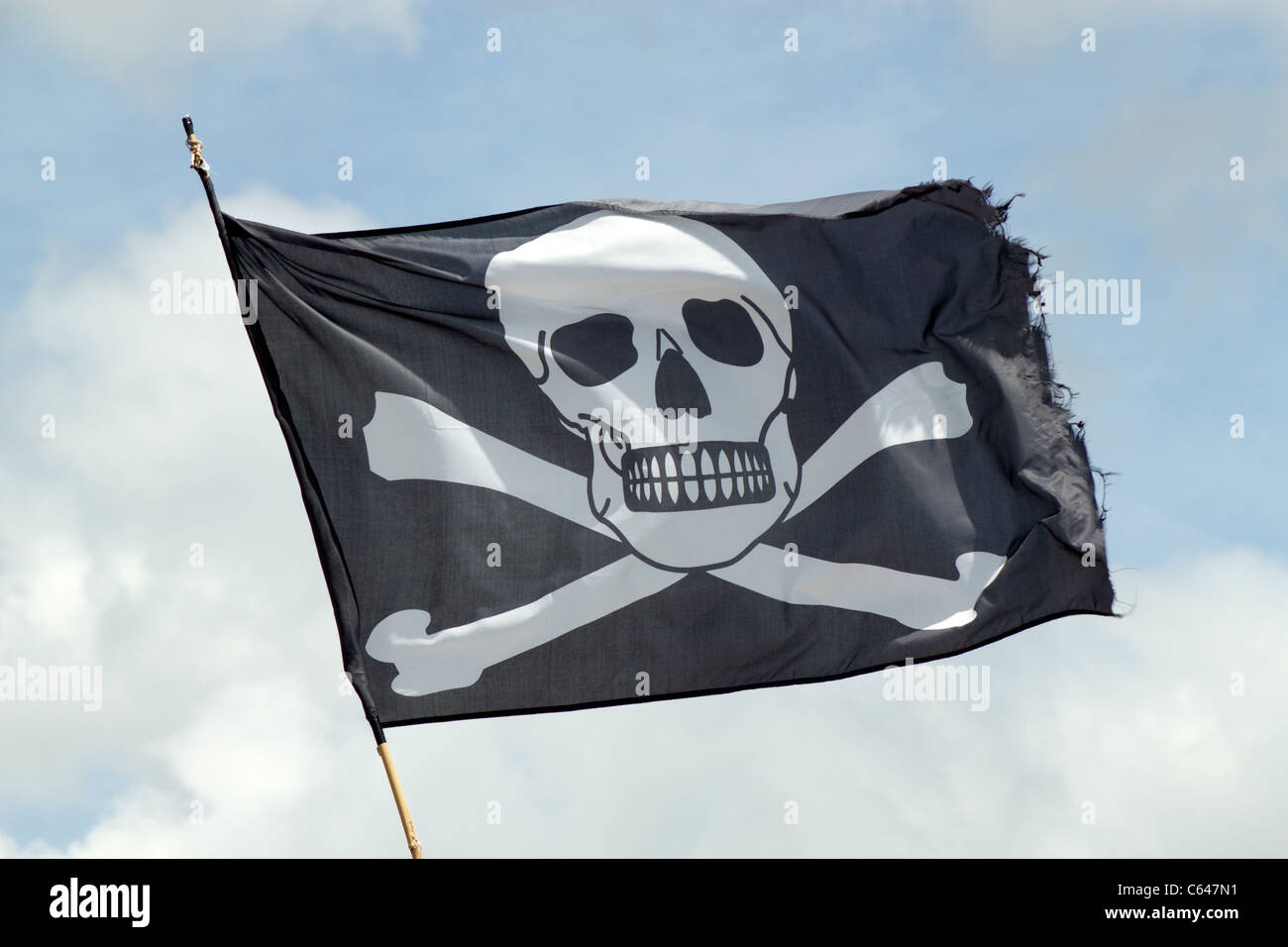 Le Jolly Roger pirates ship drapeau tête de mort. Banque D'Images