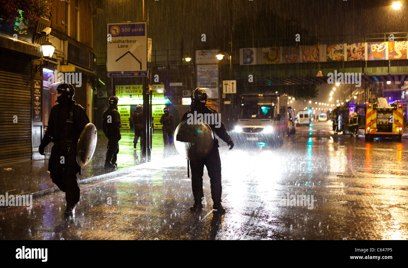Cordon de Police le centre de Brixton à Londres après des pillards ont saccagé et incendié des magasins dans la région. Banque D'Images