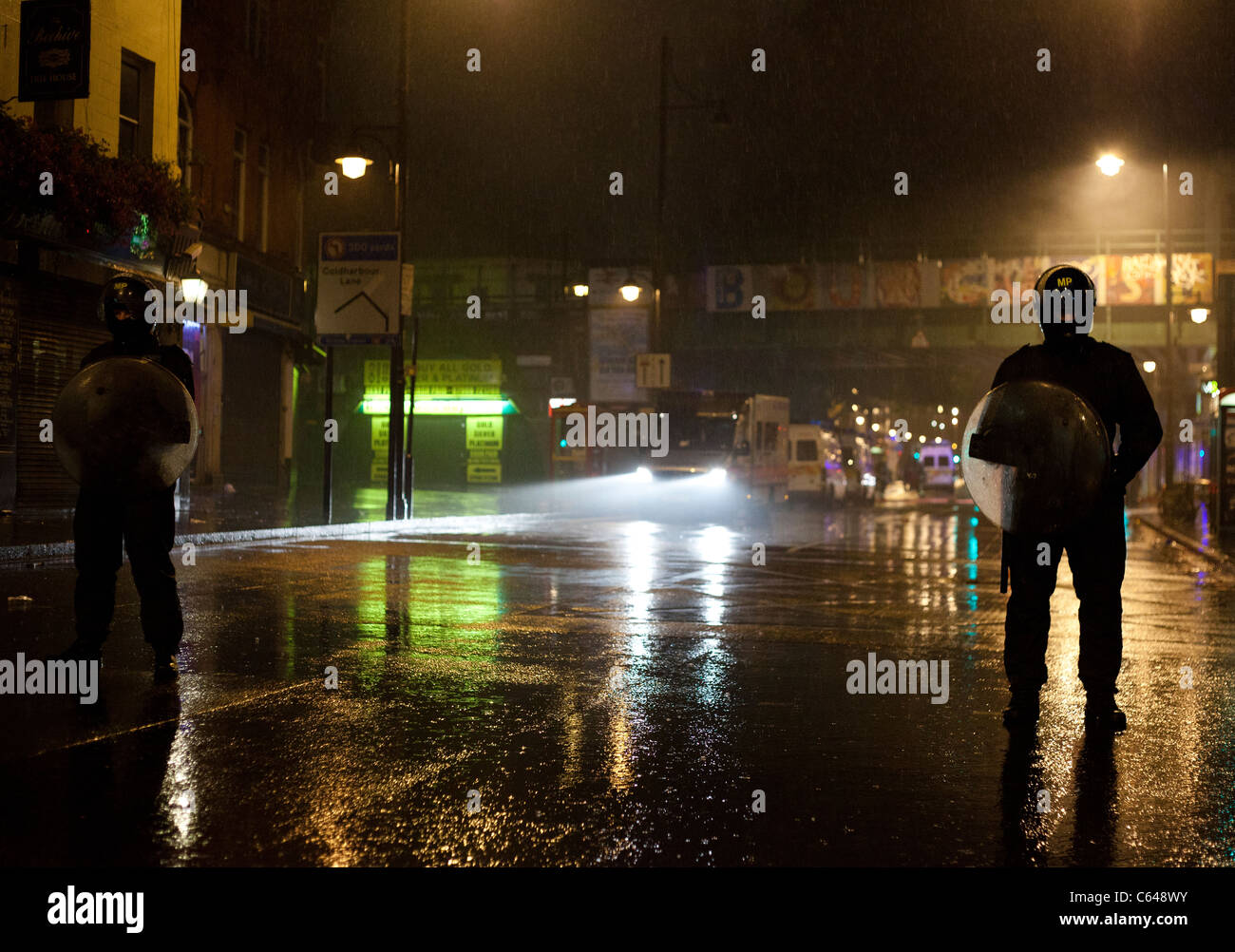 Cordon de Police le centre de Brixton à Londres après des pillards ont saccagé et incendié des magasins dans la région. Banque D'Images