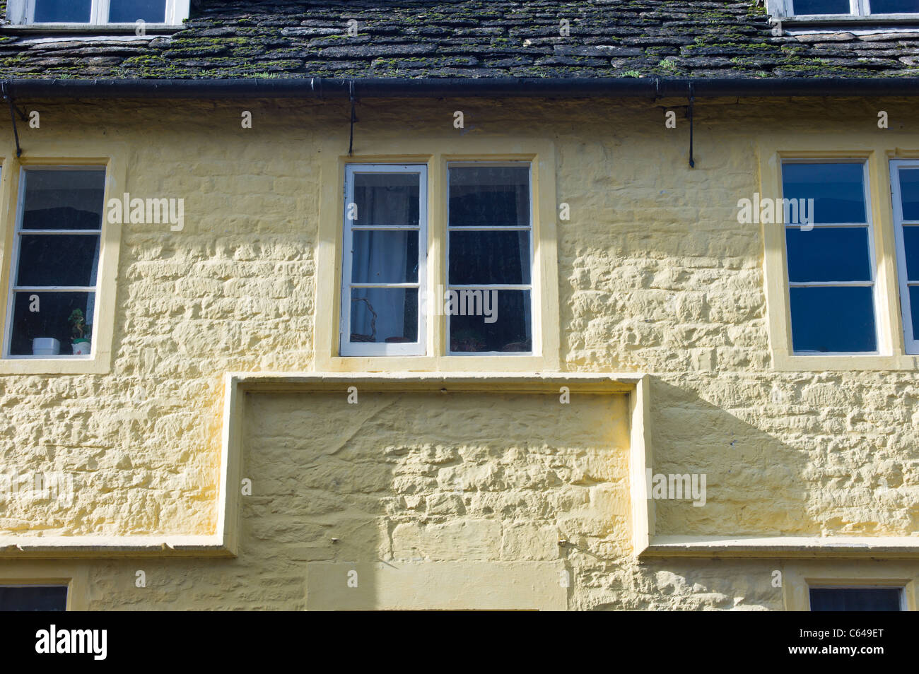 Caractéristique de l'architecture inhabituelle sur avant du vieux cottage dans Wiltshire Lacock UK Banque D'Images