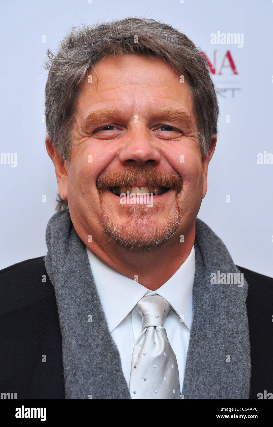 John Wells aux arrivées de l'entreprise Hommes Premiere, le théâtre de Paris, New York, NY Le 8 décembre 2010. Photo par : Gregorio T. Binuya/Everett Collection Banque D'Images