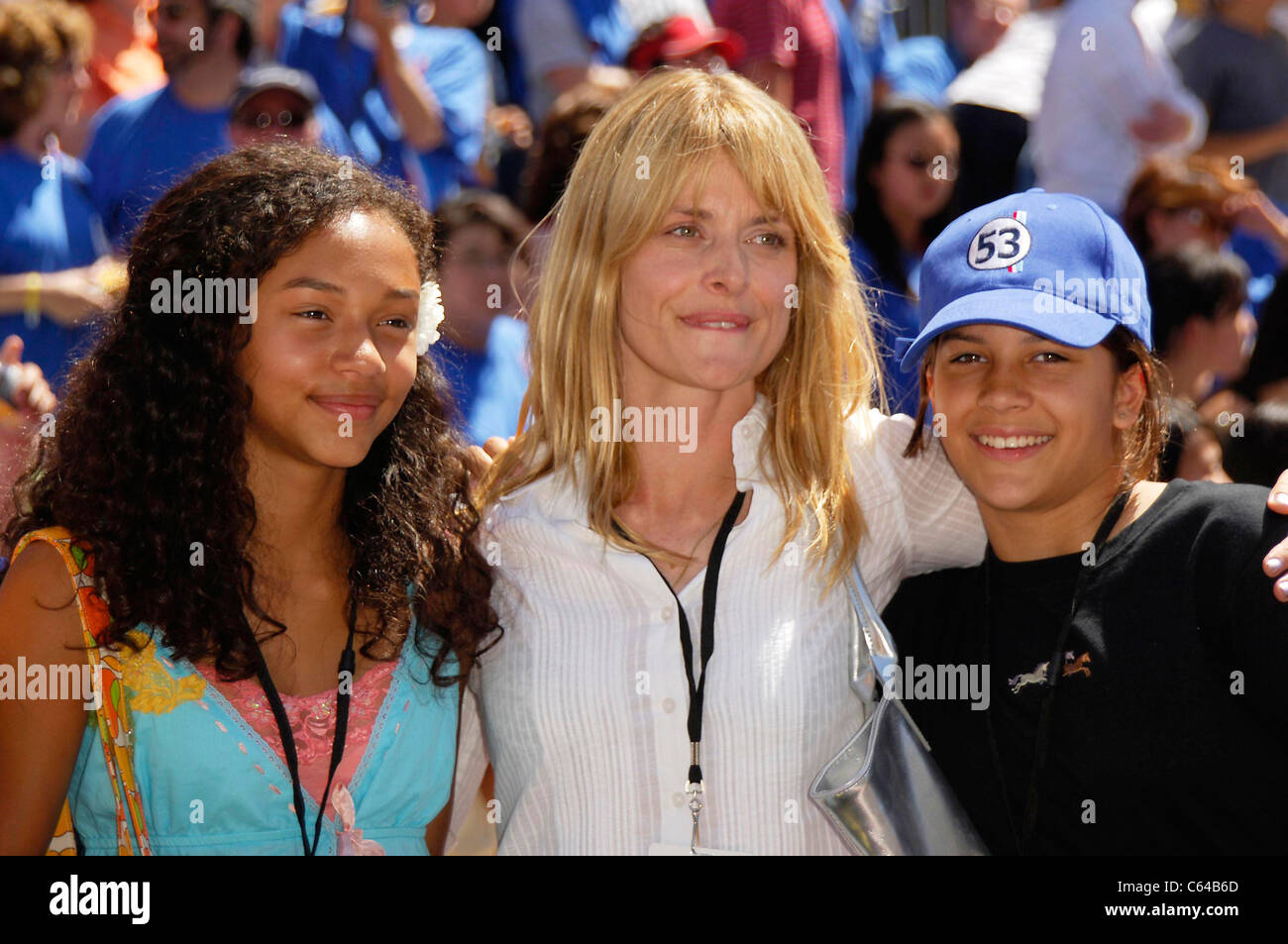 Nastassja Kinski, les enfants aux arrivées de Herbie : Fully Loaded Première mondiale, El Capitan Theatre, Los Angeles, CA, le 19 juin 2005. Photo par : Michael Germana/Everett Collection Banque D'Images