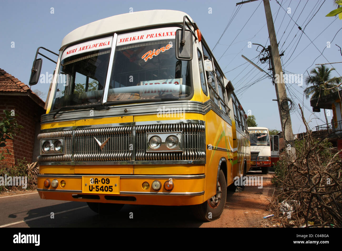 Vue de face montrant chrome travailler sur le bus local dans le sud du village de Goa. Poinguinim Goa Inde Banque D'Images