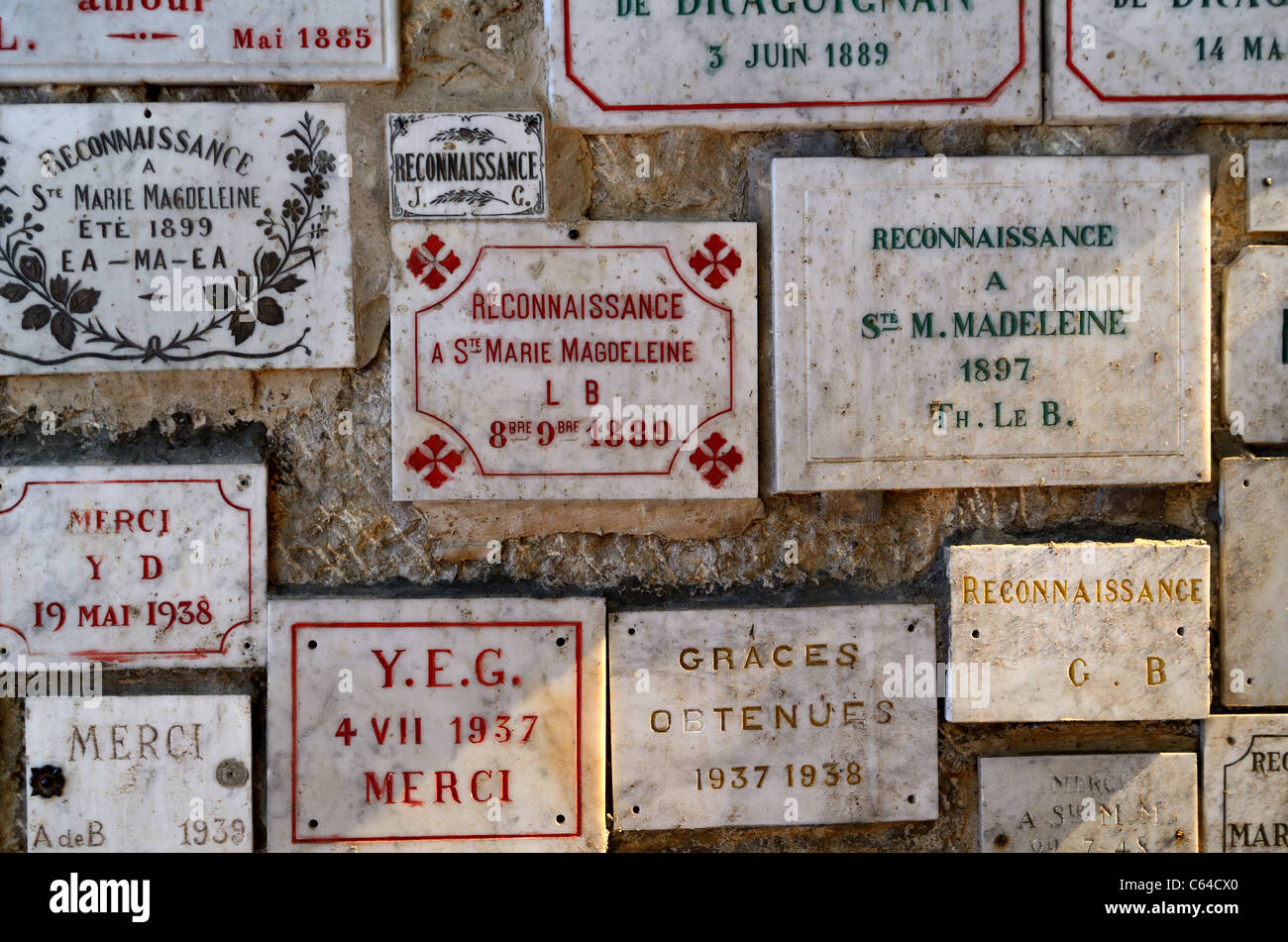 Ex-Votos à l'intérieur de la grotte ou grotte Sainte Marie-Madeleine, massif Sainte-Baume ou montagne Sainte-Baume, Provence, France Banque D'Images