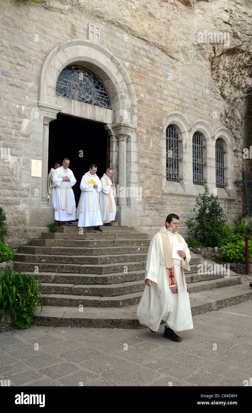 Monks dominicains à l'extérieur du Sanctuaire de la Grotte SainteBaume