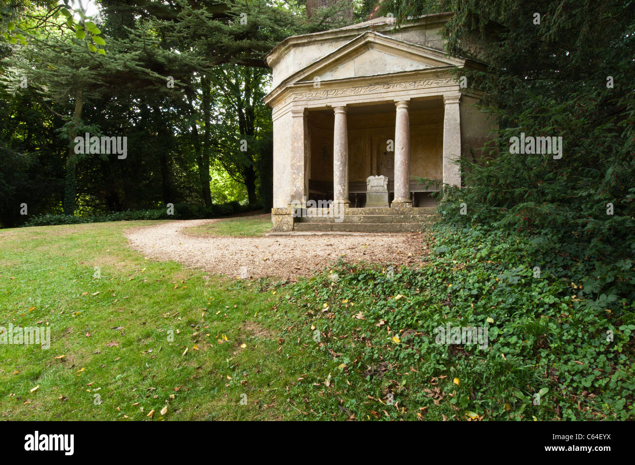 Le Temple d'écho conçu par William Kent et William Townsend dans les jardins paysagés de Rousham House, Oxfordshire, Angleterre Banque D'Images