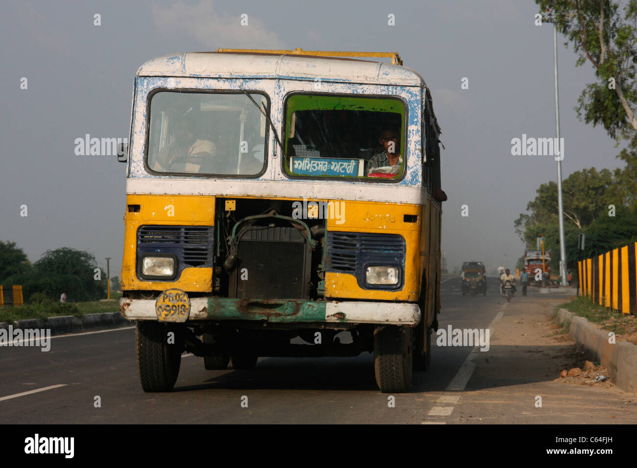 Punjabi délabrées bus speeding le long de la route d'Amritsar à Waga sur la frontière avec le Pakistan, l'Inde Banque D'Images