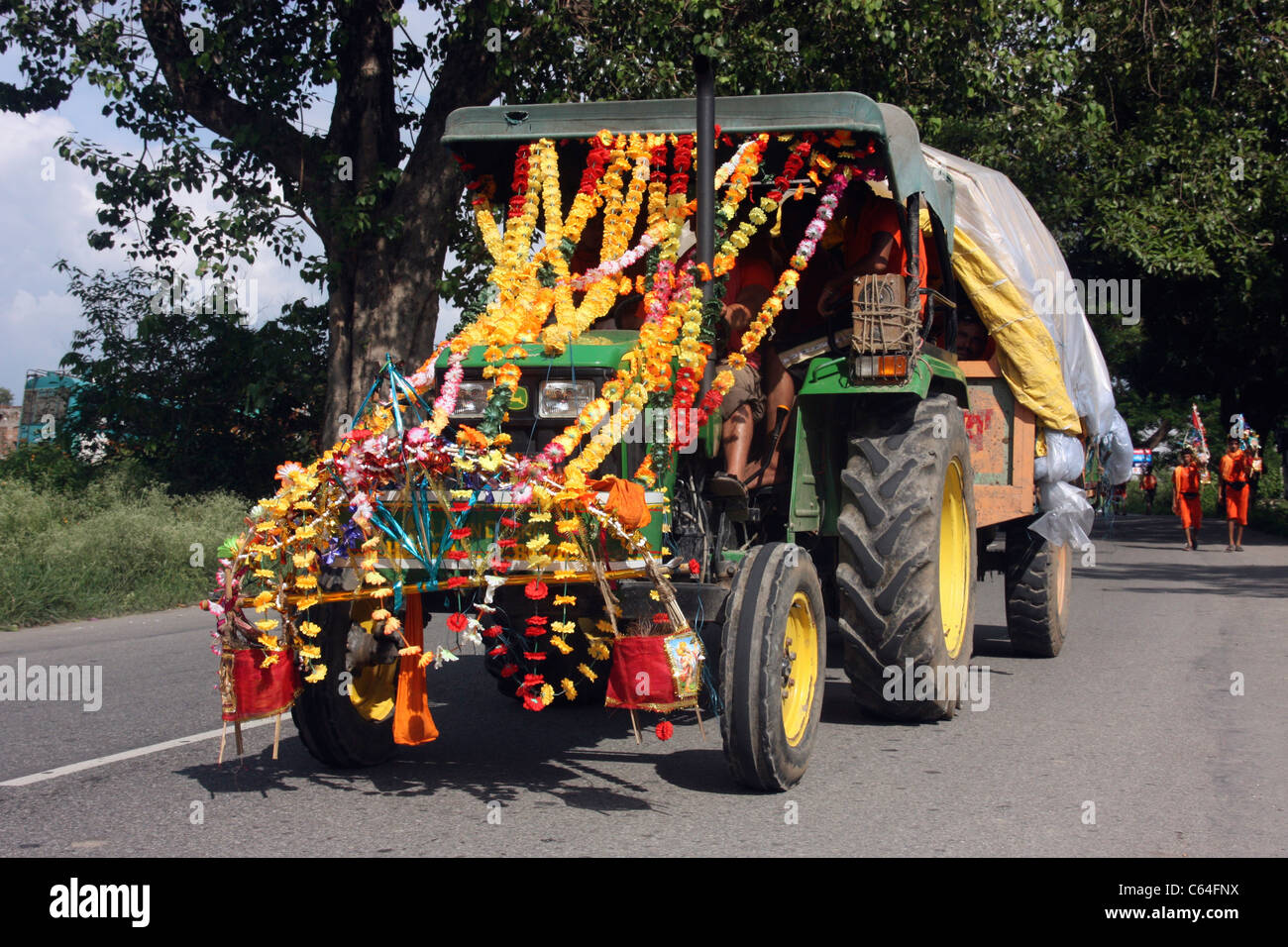 Procession saint conduit le tracteur décoré lors d'une fête religieuse dans le Pendjab en Inde Banque D'Images