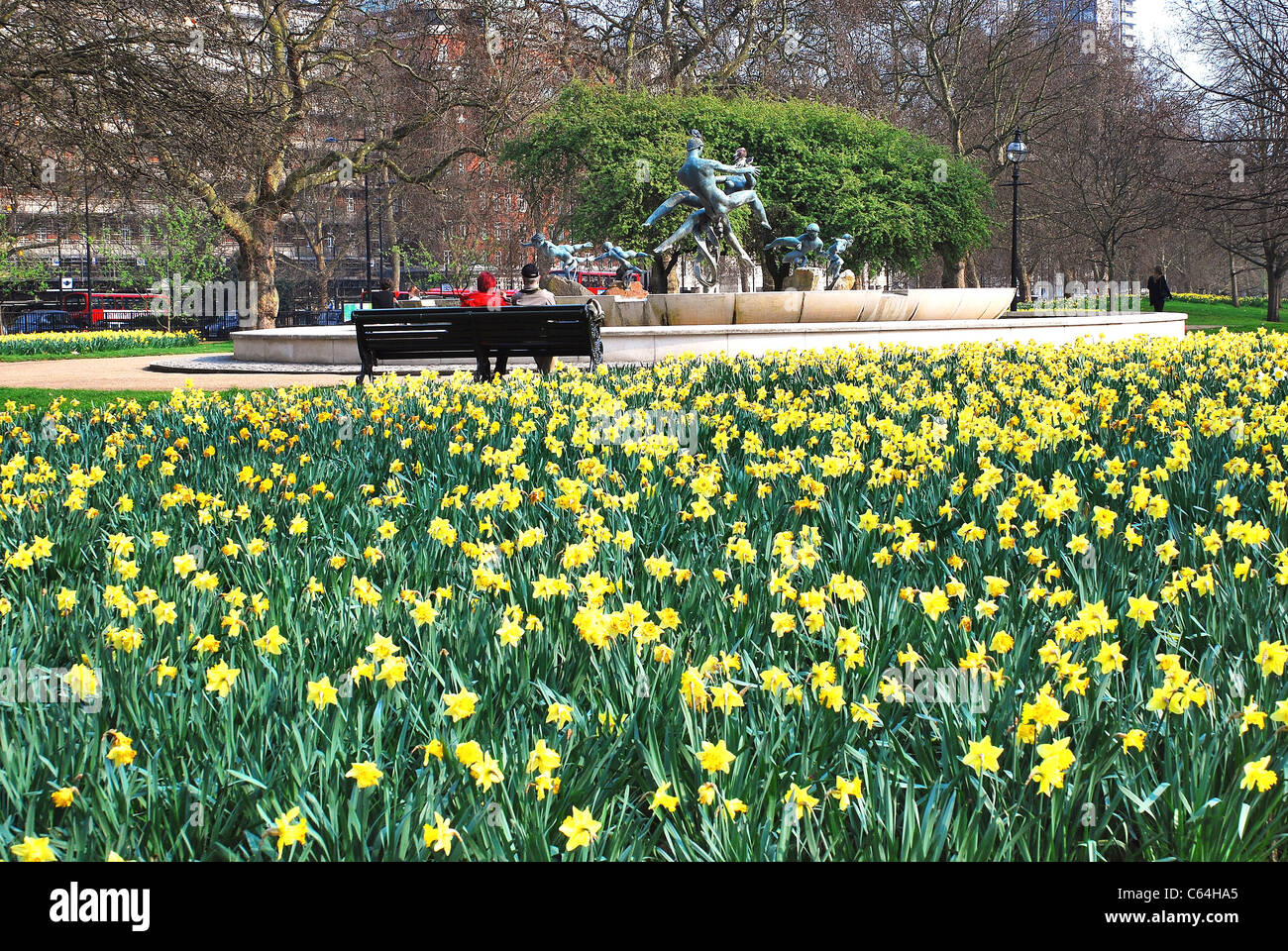 Début de journée de printemps à Hyde Park, Londres, Angleterre, en face de la joie de la vie et des sculptures de la fontaine érigée en 1963. Banque D'Images