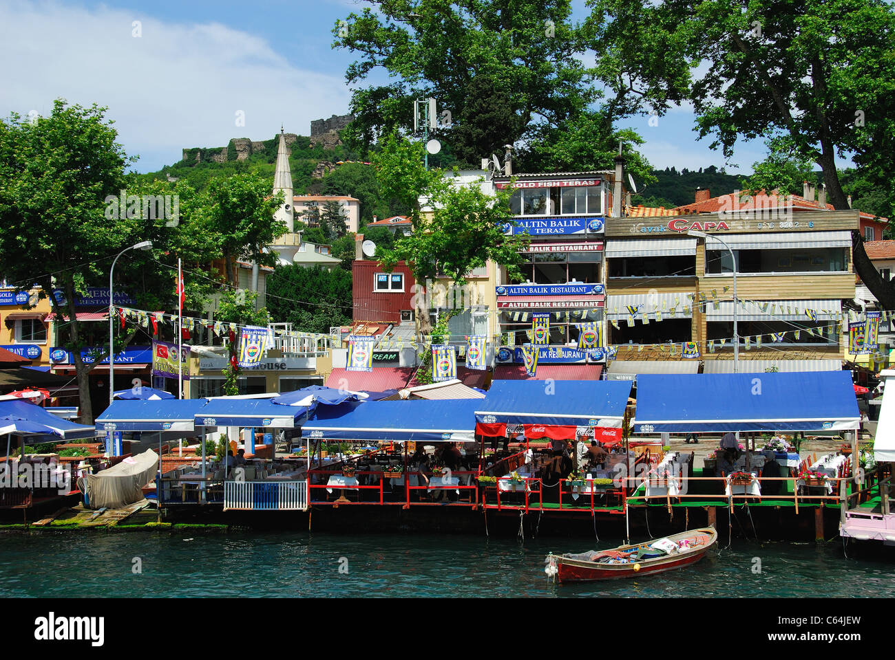 ISTANBUL, TURQUIE. Une vue sur le front de mer à l'Anadolu Kavagi sur la rive asiatique du Bosphore. 2011. Banque D'Images