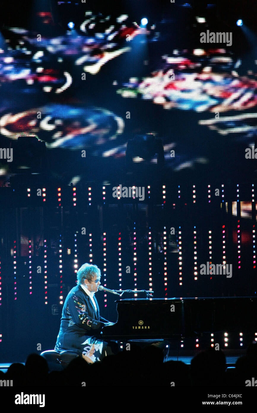 En présence d'Elton John pour Andre Agassi Foundation for Education's 15e Grand Slam pour les enfants Concert-bénéfice, le Wynn Las Vegas, Las Vegas, NV, le 9 octobre 2010. Photo par : James Atoa/Everett Collection Banque D'Images