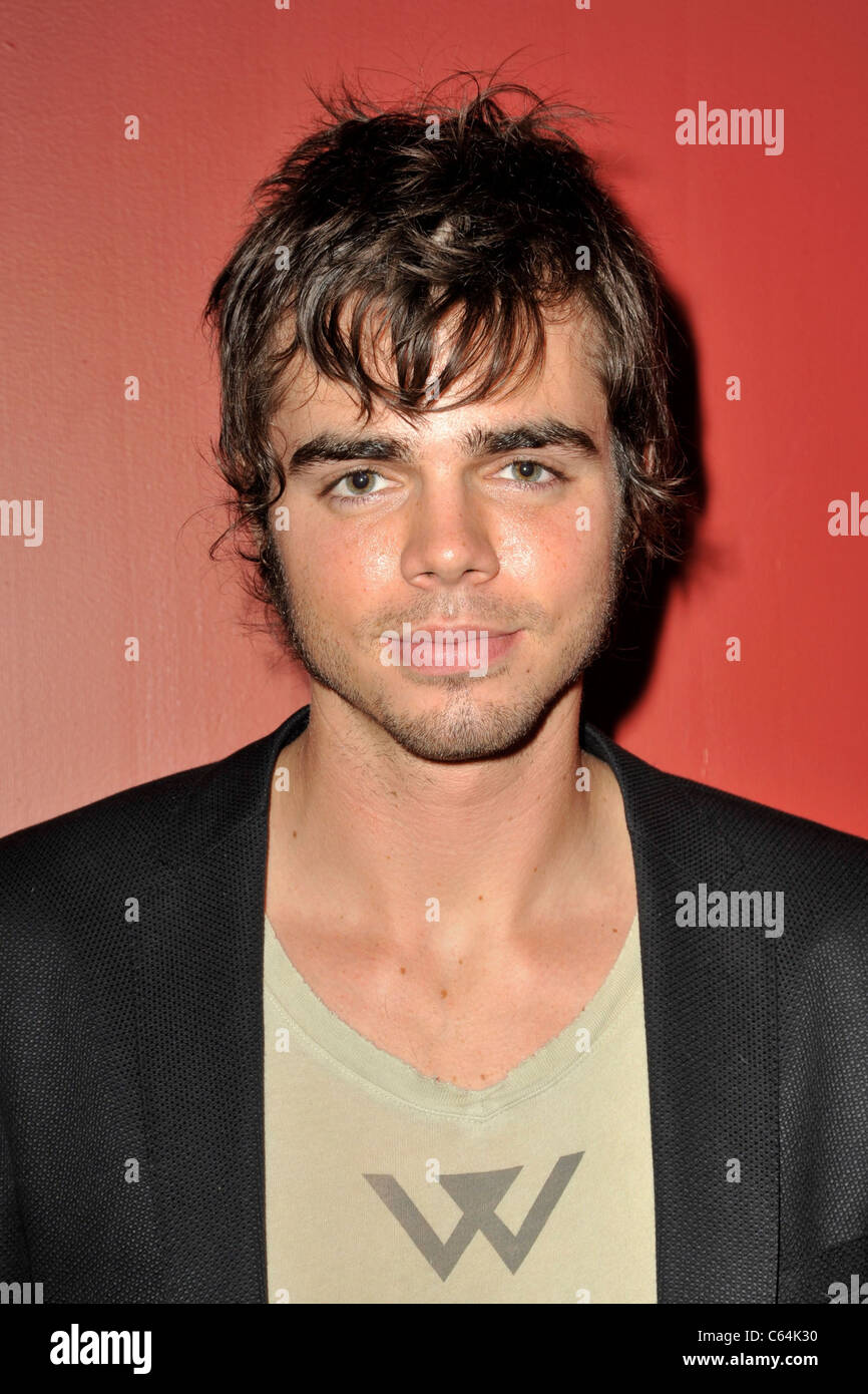 Reid Ewing en spectateurs dans les foyers QUE HOLLYWOOD CONSTRUIT bénéficier pour Saint Bernard, Projet Tesla Motors Showroom, Los Angeles, CA, le 9 octobre 2010. Photo par : Robert Kenney/Everett Collection Banque D'Images