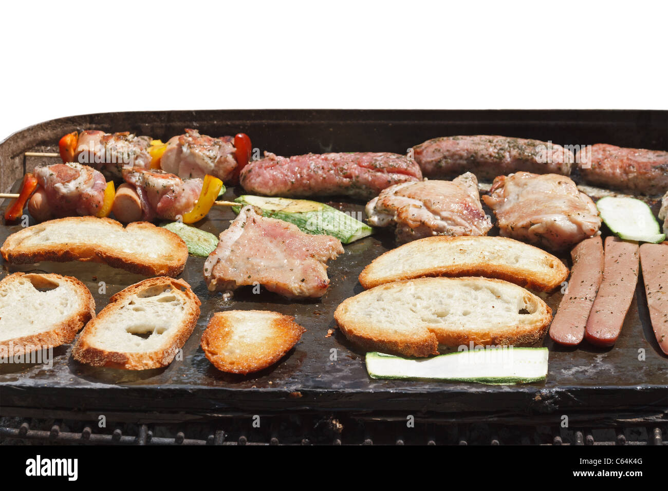 Barbecue avec de la viande, des saucisses, du pain et des légumes isolated on white Banque D'Images