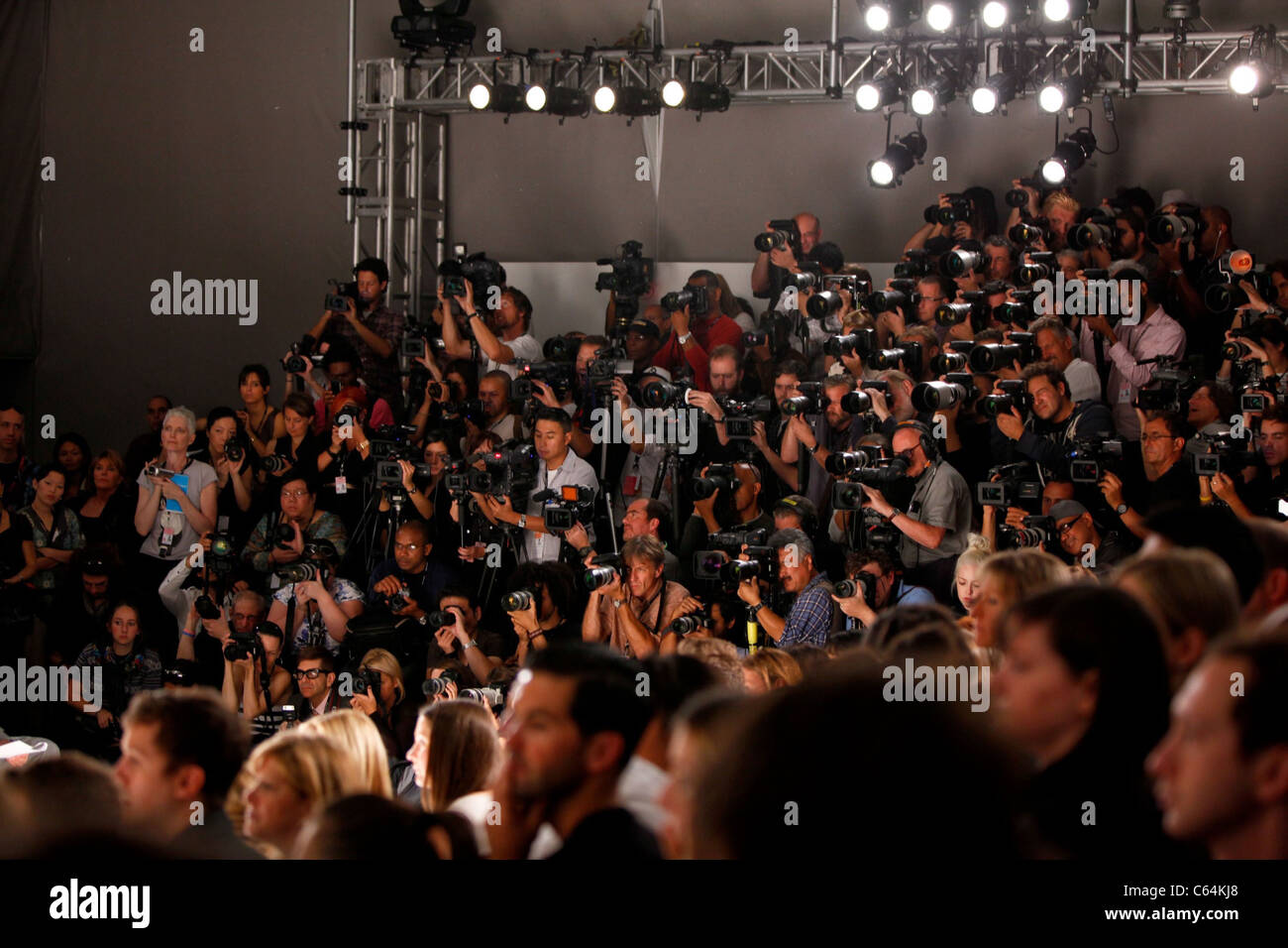 Au cours de la fosse photographe Fashion Week NY 2011 présents pour Prabal Gurung Printemps/Été 2011 Présentation de la mode, le Lincoln Center, New York, NY Le 11 septembre 2010. Photo par : Jennifer Polixenni Brankin/Everett Collection Banque D'Images