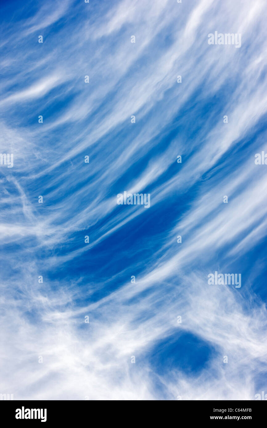 Nuages contre un ciel bleu au Colorado. Banque D'Images