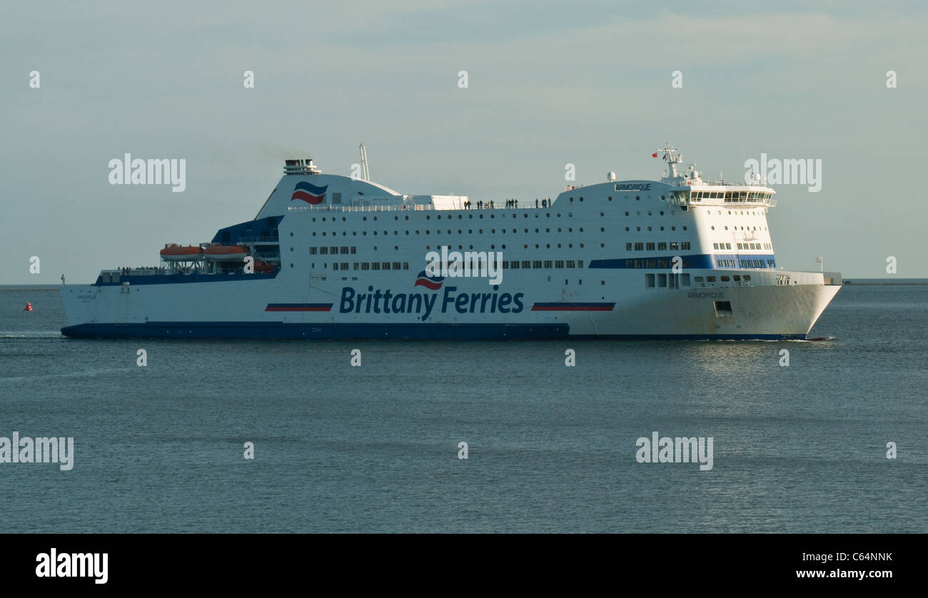 Brittany Ferries Pont Aven arrivant à Plymouth Sound, en début de soirée Banque D'Images