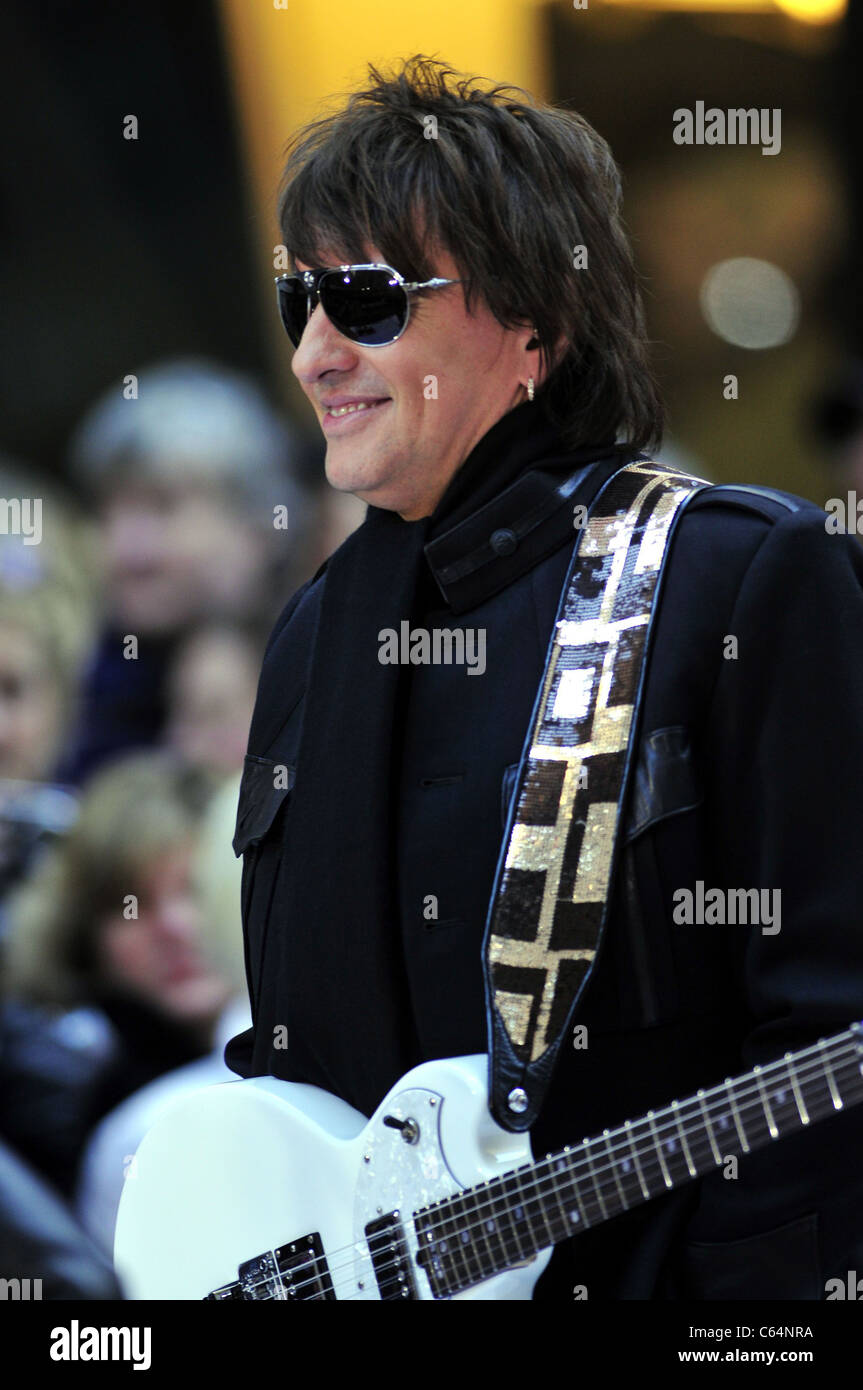 Richie Sambora sur scène pour NBC Today Show Concert avec Bon Jovi, Rockefeller Plaza, New York, NY Le 12 novembre 2010. Photo par : William D. Bird/Everett Collection Banque D'Images