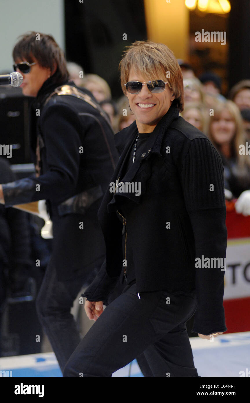 Jon Bon Jovi sur scène pour NBC Today Show Concert avec Bon Jovi, Rockefeller Plaza, New York, NY Le 12 novembre 2010. Photo par : William D. Bird/Everett Collection Banque D'Images