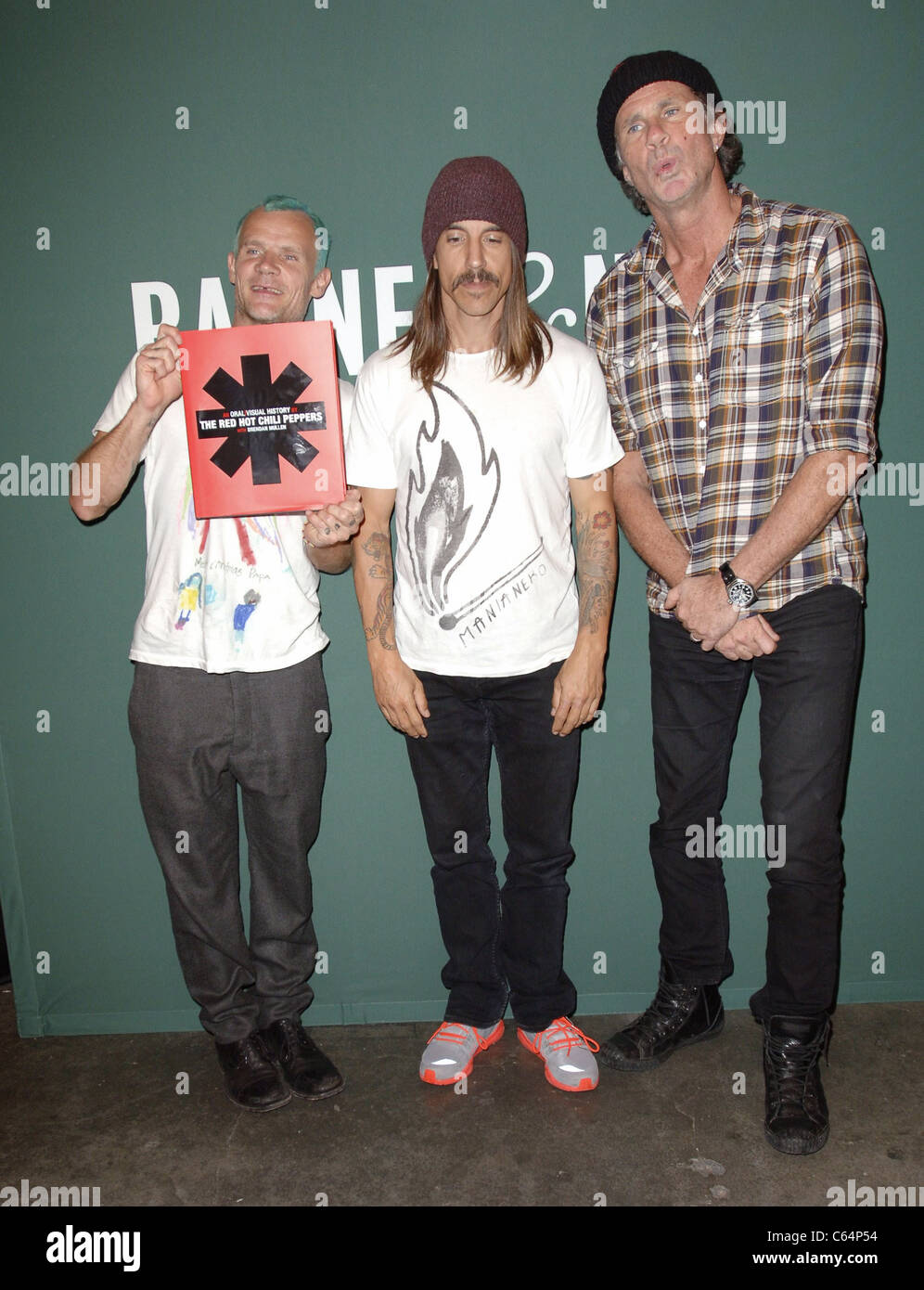 Anthony Kiedis, Flea, Chad Smith lors d'une apparition publique pour les Red Hot Chili Peppers, le bosquet de signature de livre, Los Angeles, CA le 4 novembre 2010. Photo par : Elizabeth Goodenough/Everett Collection Banque D'Images