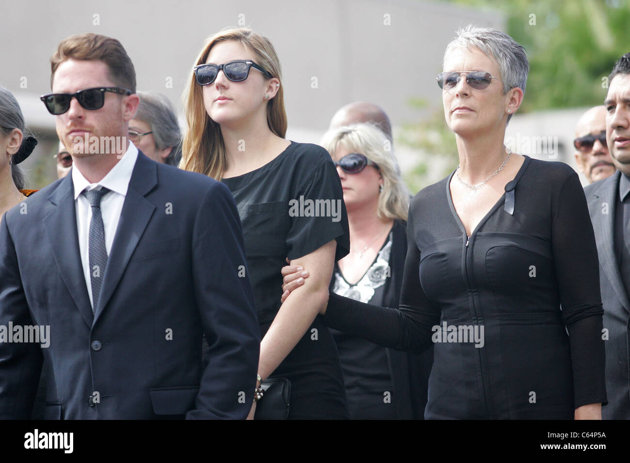 Annie Invité, Jamie Lee Curtis à une apparition publique de services funéraires pour l'acteur Tony Curtis, paumes morgue, Henderson, NV, le 4 octobre 2010. Photo par : James Atoa/Everett Collection Banque D'Images