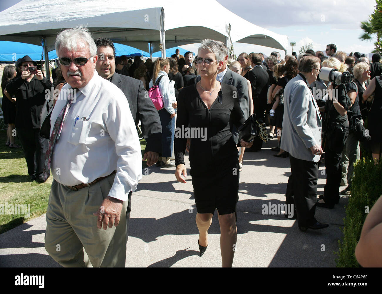 Jamie Lee Curtis à une apparition publique de services funéraires pour