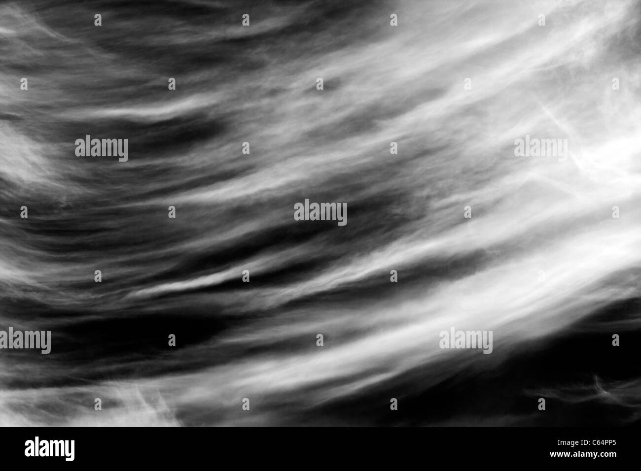 Photographie en noir et blanc des nuages contre un ciel clair au Colorado. Banque D'Images