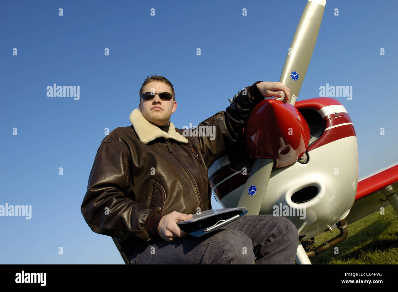 Pose de pilote privé avant de l'hélice du petit avion Robin DR-400 Banque D'Images