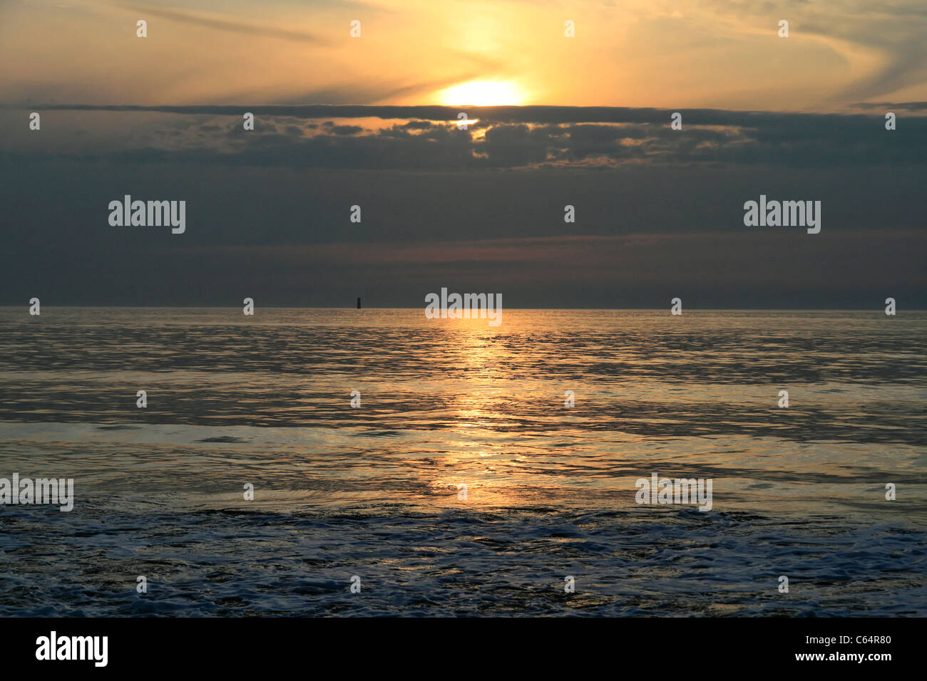 Coucher du soleil sur la mer , plage de la Conche, ile de Re, Saint
