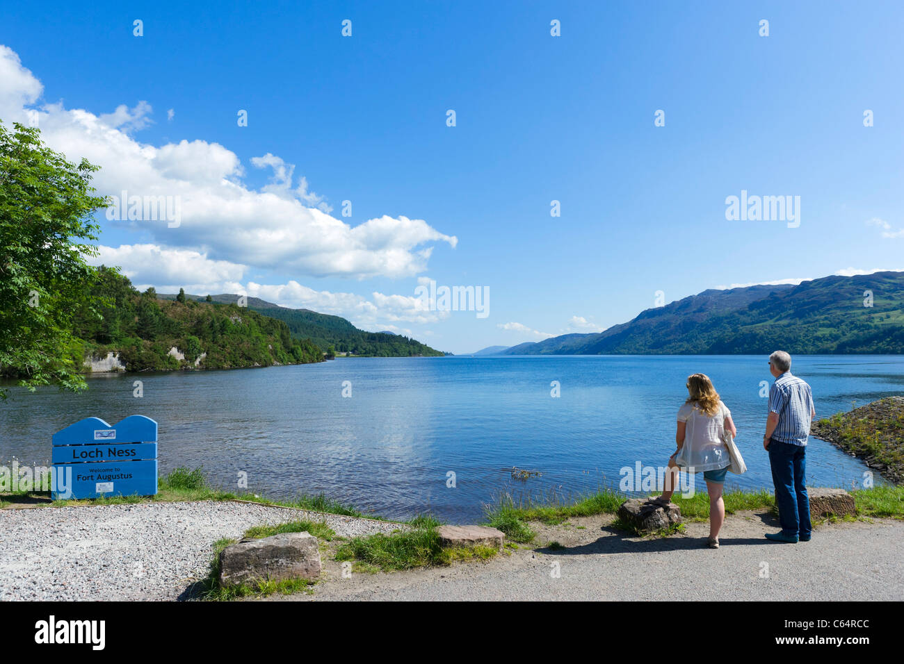 Couple à la recherche sur l'extrémité sud du Loch Ness à Fort Augustus, Highland, Scotland, UK Banque D'Images