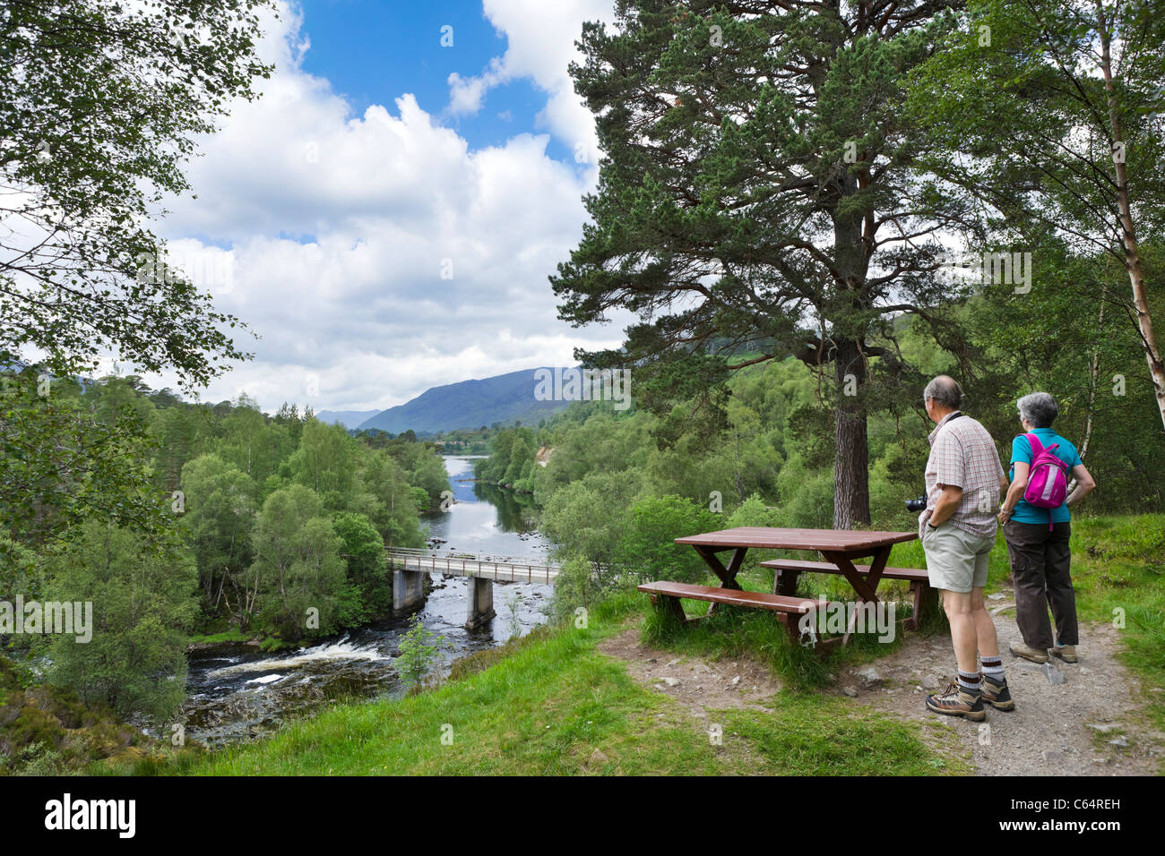 Les marcheurs à admirer la vue sur la rivière Affric à towardds Loch Affric, Glen Affric, Highland, Scotland, UK Banque D'Images