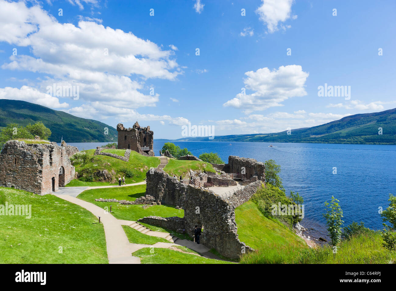 Ruines du château d'Urquhart, sur la rive ouest du Loch Ness (site de nombreuses observations de Nessie), Drumnadrochit, Highland, Scotland Banque D'Images