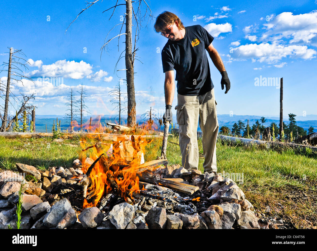 Un homme apprécie son expérience de camping dans la nature sauvage de l'Arizona. Faire un feu. Banque D'Images