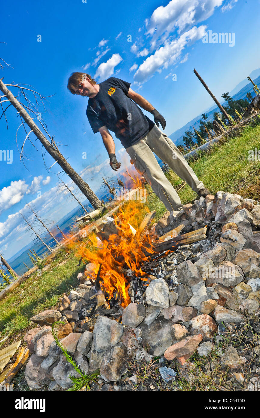Un homme apprécie son expérience de camping dans la nature sauvage de l'Arizona. Faire un feu. Banque D'Images